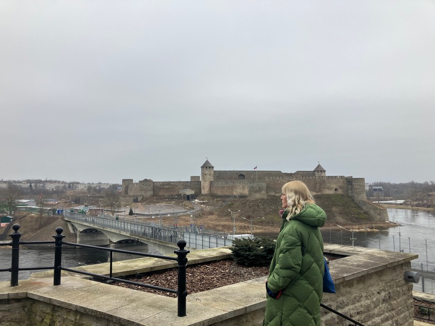 Novinarka "Blica" u Narvi, u pozadini ruski Ivangorod