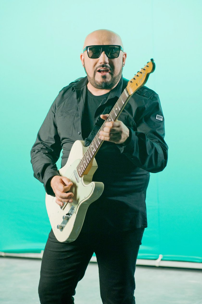 Grzegorz Skawiński z gitarą