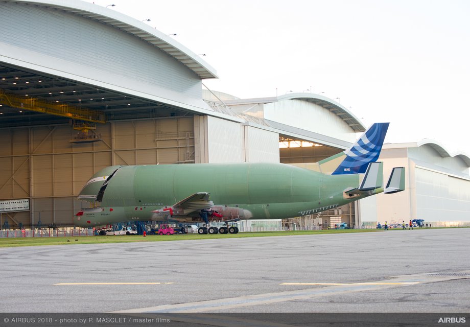 Airbus BelugaXL będzie o 6 metrów dłuższy i o metr szerszy niż obecnie eksploatowana generacja supertransportowca BelugaST.