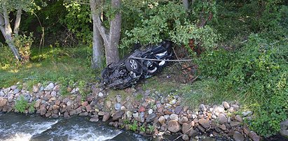 Auto przeleciało nad rzeką. Wyczołgała się o własnych siłach