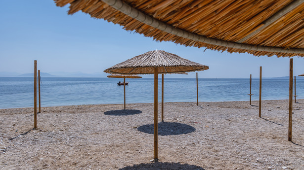 Plaża na Korfu czeka na turystów