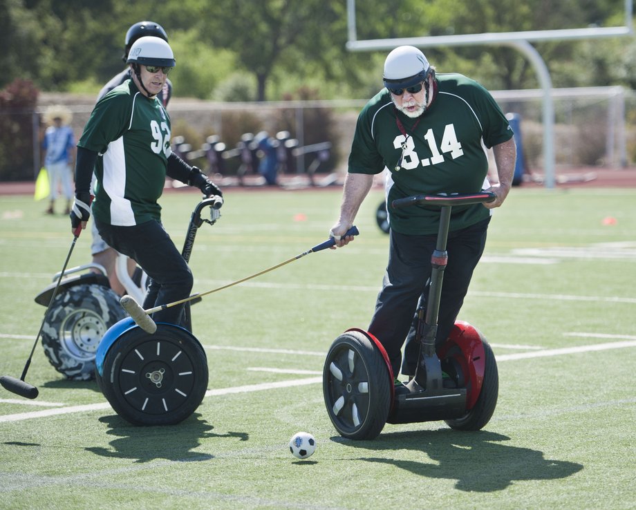 Steve Wozniak, współzałożyciel Apple podczas rozgrywki polo na Segwayach