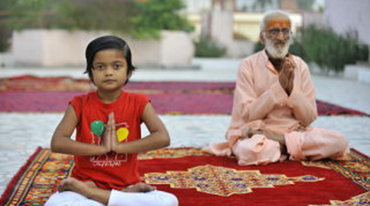 Hat évesen jógát tanít