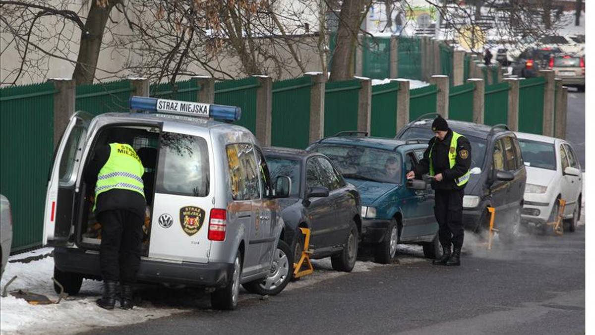 Gdańscy strażnicy od lat mają fatalną opinię wśród mieszkańców, którzy wytykają mundurowym arogancję, lenistwo i skupianie się tylko na roli parkingowych, wystawiających mandaty za niezgodny z przepisami postój. Najwyższy czas, by gdańszczanie mogli zdecydować, czy w ogóle chcą mieć takich "obrońców".