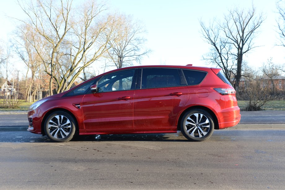 Ford S-Max Hybrid ma nadwozie jednobryłowe, charakterystyczne dla minivanów, ale jego linia jest dynamiczna. W końcu "S" oznacza w tym przypadku sport.