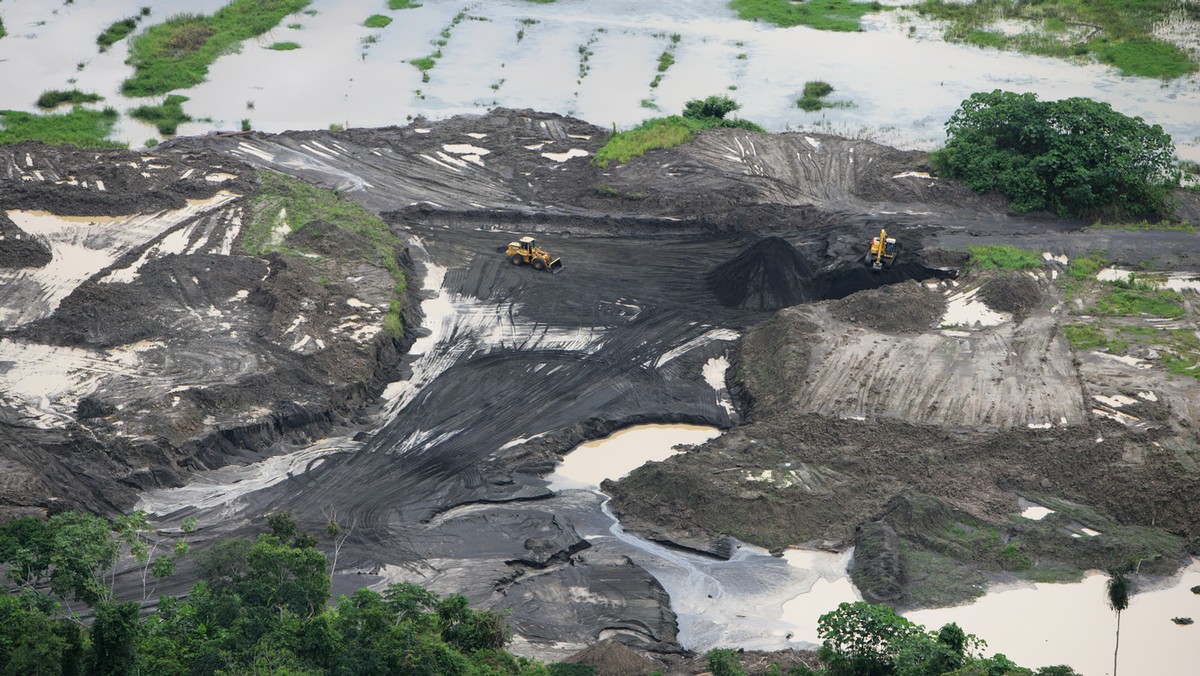 W Limie, gdzie w sobotę skończył się światowy szczyt klimatyczny ONZ, praktycznie niezauważone przeszły ogromne wycieki ropy w amazońskiej dżungli. Zagrożone jest nie tylko środowisko naturalne, ale również tysiące mieszkańców tamtych terenów. Aktywiści alarmują, że Amazonia stoi na krawędzi zagłady.