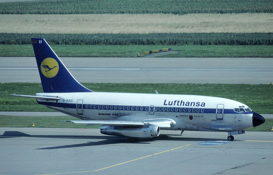 Boeing 737-100 Lufthansy na lotnisku w Zurychu. Zdjęcie z 1981 roku
