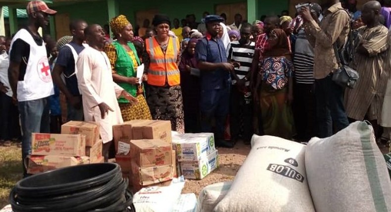 ___9017391___2018___10___24___11___Flood-victims-in-Ajaokuta-LGA-get-succour-from-Kogi-Government-1-670x400