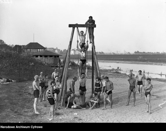 Plaża nad Wisłą w Krakowie - rok 1929 - zdjęcie pochodzi z archiwów Narodowego Archiwum Cyfrowego