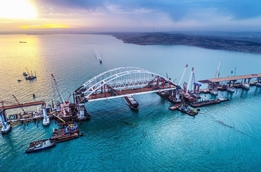 Deo Krimskog mosta koji prelazi Kerčki moreuz tokom izgradnje