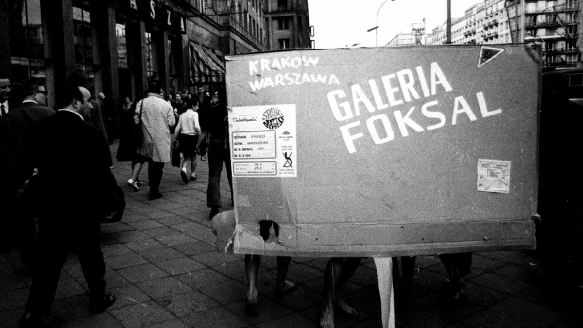 "Myśli odizolowane. Archiwum Galerii Foksal 1966-2016" to wybór obiektów z archiwum i z kolekcji najważniejszej galerii polskiej powojennej awangardy. Wernisaż wystawy odbędzie się 27 kwietnia.
