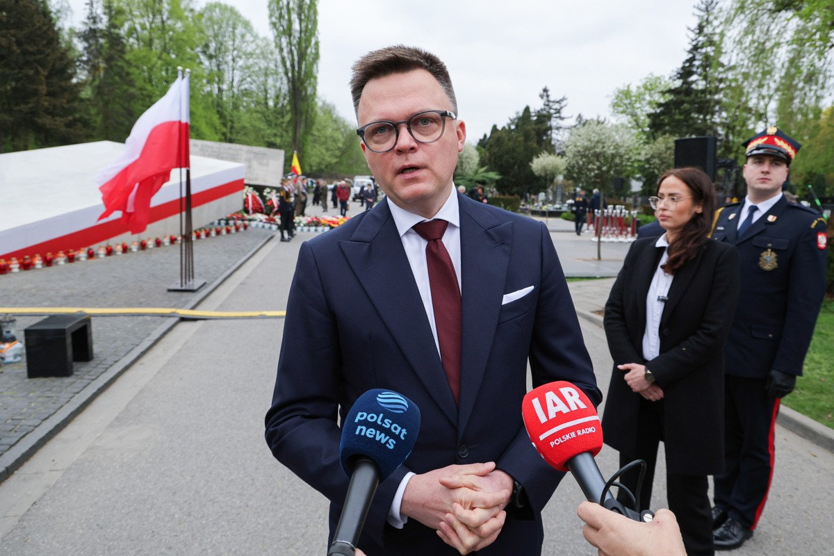 Obchody 14. rocznicy katastrofy smoleńskiej. Marszałek Sejmu Szymon Hołownia podczas wypowiedzi dla mediów po zakończeniu uroczystości przed pomnikiem Ofiar Katastrofy Smoleńskiej na Cmentarzu Wojskowym na Powązkach
