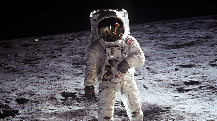 Edwin E. (Buzz) Aldrin Jr. asztronauta, a Holdra szálló egység (Eagle) pilótája holdséta közben az Apollo–11-küldetés során. Az első sikeres Holdra szállás 1969. július 20-án történt a bolygó keleti felén, a Nyugalom Tengerén (Mare Tranquillitatis) / Fotó: Getty Images