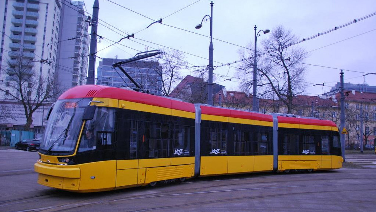 Ma tylko 19,3 metra długości, klimatyzację, monitoring wizyjny, system zliczania pasażerów i jest w stanie pomieścić maksymalnie 132 osoby. Do Warszawy przyjechał właśnie tramwaj nowego typu - 134N Jazz. Jest to pierwszy z 30 takich pojazdów zamówionych w bydgoskiej Pesie.