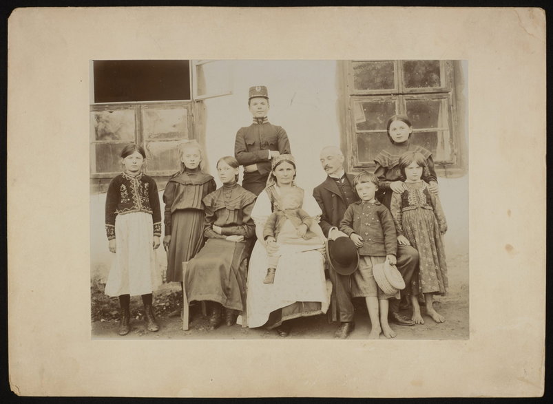 Włodzimierz i Anna Tetmajerowie z rodziną, 1915 r. Źródło: Polona.pl