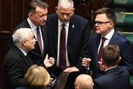 Nowo wybrany marszałek Sejmu Szymon Hołownia, prezes PiS Jarosław Kaczyński, szef klubu PiS Mariusz Błaszczak i poseł PiS Marek Suski podczas posiedzenia inaugurującego X kadencję Sejmu