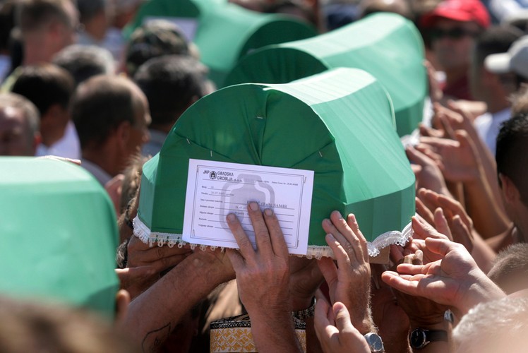 Pogrzeb ofiar masakry z wioski niedaleko miasta Prijedor, 28 lipca 2007 roku