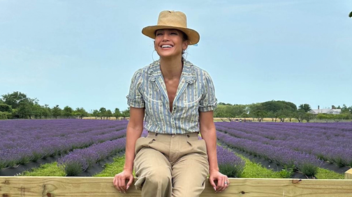 Jennifer Lopez elhozta nekünk a nyár leglazább trendjét: hódít a cottagecore