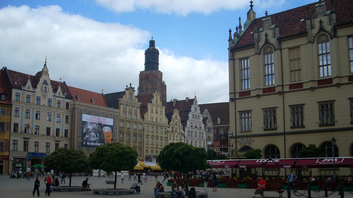 Restauratorzy, którzy wystawili stojaki z menu przed lokalami na Rynku w centrum Wrocławia dostali mandaty od Straży Miejskiej. - To jakaś paranoja - mówią oburzeni. Magistrat odrzuca zarzuty. - To nie menu, lecz reklama.