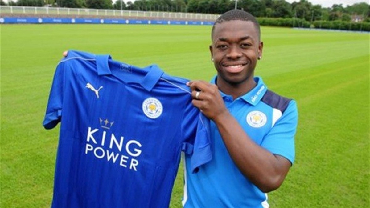 Mistrz Anglii Leicester City potwierdził w niedzielę pozyskanie z Nicei 24-letniego Nampalysa Mendy'ego. Francuski pomocnik podpisał z klubem z King Power Stadium 4-letni kontrakt, a sumę transferu angielskie i francuskie media szacują na 10 milionów funtów.