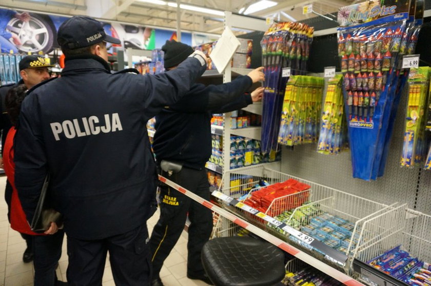 Katowice. Policjanci i strażnicy miejscy sprawdzają fajerwerki w sklepach 