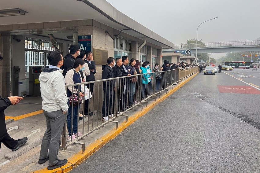 Konvoj nosi telo Lija Kećijanga na kremaciju u Pekingu 2. novembra