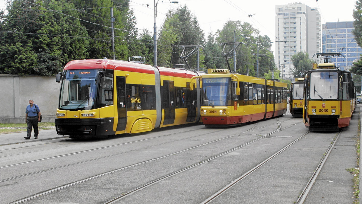 Kierowcy stołecznych autobusów i motorniczy tramwajów znów spotkali się z przedstawicielami miasta, by rozmawiać o likwidacji ulg na przejazdy dla nich i ich rodzin. Projekt pozytywnie zaopiniowała komisja infrastruktury i inwestycji Rady Warszawy.