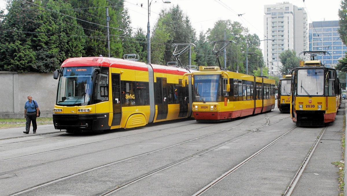 Tramwaje kursujące po warszawskim Bemowie przyspieszą. W dwóch miejscach w tej dzielnicy wprowadzony zostanie tzw. priorytet dla tych pojazdów, czyli system ograniczający liczbę zatrzymań przed sygnalizatorami. Miejski inżynier ruchu właśnie zatwierdził projekt. Planowane jest wdrożenie tego systemu także w innych punktach stolicy.