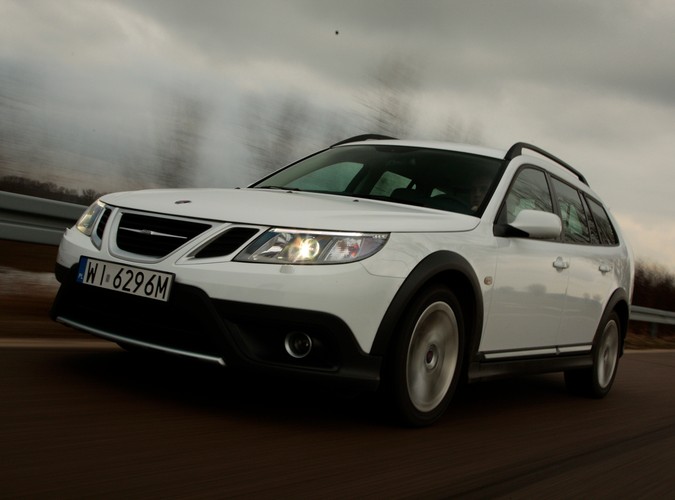 Saab 9-3X - szwedzka stal gotowa do przygody. Dzielnie zwalczy dziki teren, choć woli asfaltowe bulwary. Mogą być dziurawe jak sito - czyli idealnie sprawdza się na polskich drogach...