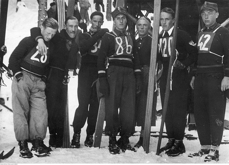  Historia polskich skoków narciarskich: konkurs skoków narciarskich o Mistrzostwo Polski w Koniakowie w międzywojniu. Na zdjęciu m.in. Bronisław Czech (czwarty z lewej), domena publiczna