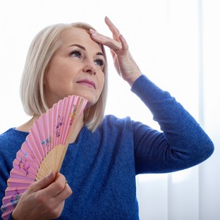 Hőhullámok, ingerlékenység és izzadás a menopauza alatt - ezeket az ételeket kerülje!