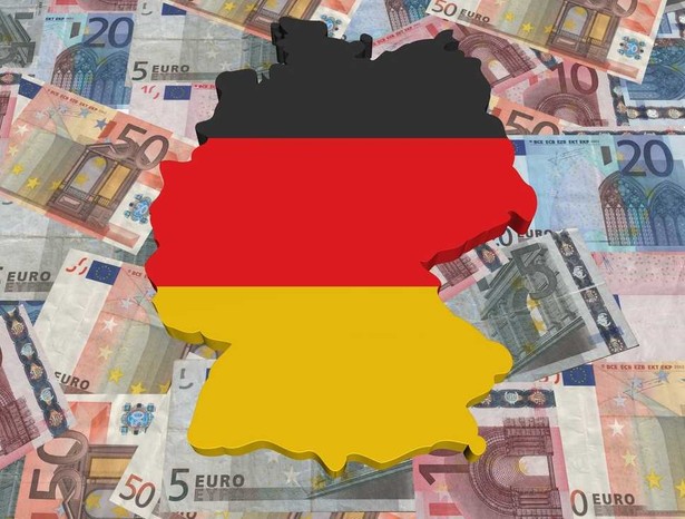 Mapa Niemiec na tle banknotów euro Fot. Shutterstock