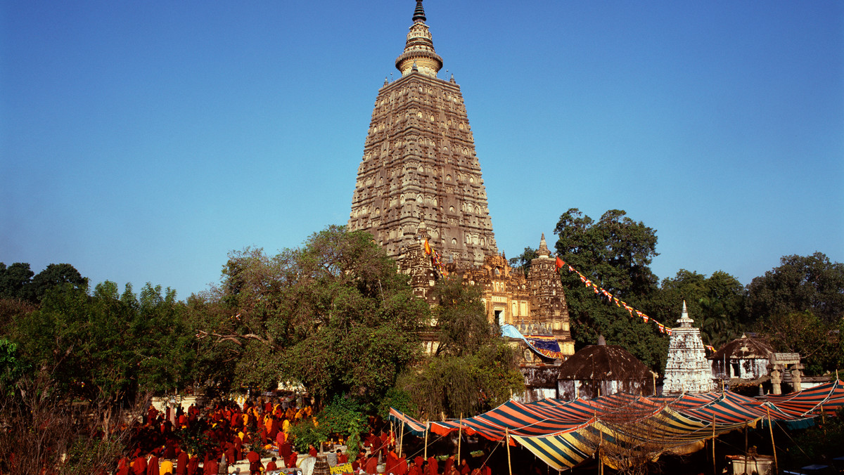 Król Tajlandii Bhumibol Adulyadej podarował 100 kg złota świątyni Mahabodhi w Bodh Gaya w Indiach, gdzie Budda (Siddhartha Gautama) doznać oświecenia i wyrzec się dóbr materialnych. Dodatkowe 200 kilogramów to dar od buddyjskich mnichów. Złoto, warte ponad 40 mln zł, zostanie przeznaczone na udekorowanie kopuły świątyni.