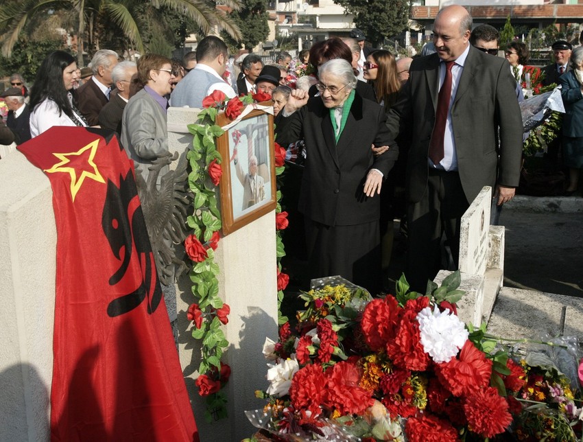 Nedžmija na grobu Envera Hodže