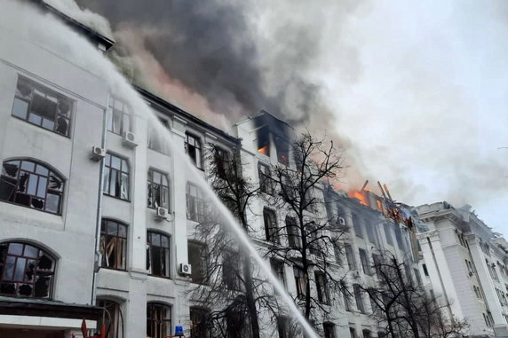 Płonący budynek siedziby policji i służby bezpieczeństwa w Charkowie 2 marca 2022 r.