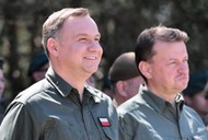 Nowa Dęba, 30.05.2018. Prezydent RP Andrzej Duda (L), minister Obrony Narodowej Mariusz Błaszczak (P) podczas wizyty w ośrodku Szkolenia Poligonowego Wojsk Lądowych w Nowej Dębie, 30 bm. (sko) PAP/Piotr Polak