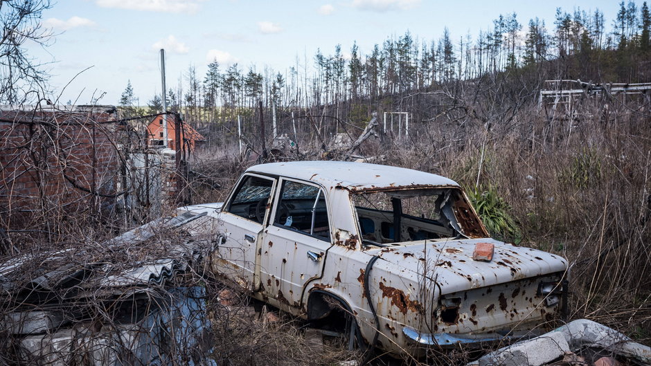 Zniszczenia widoczne we wsi Bohorodychne w obwodzie donieckim, 30 marca 2024 r. (Zdjęcie ilustracyjne)