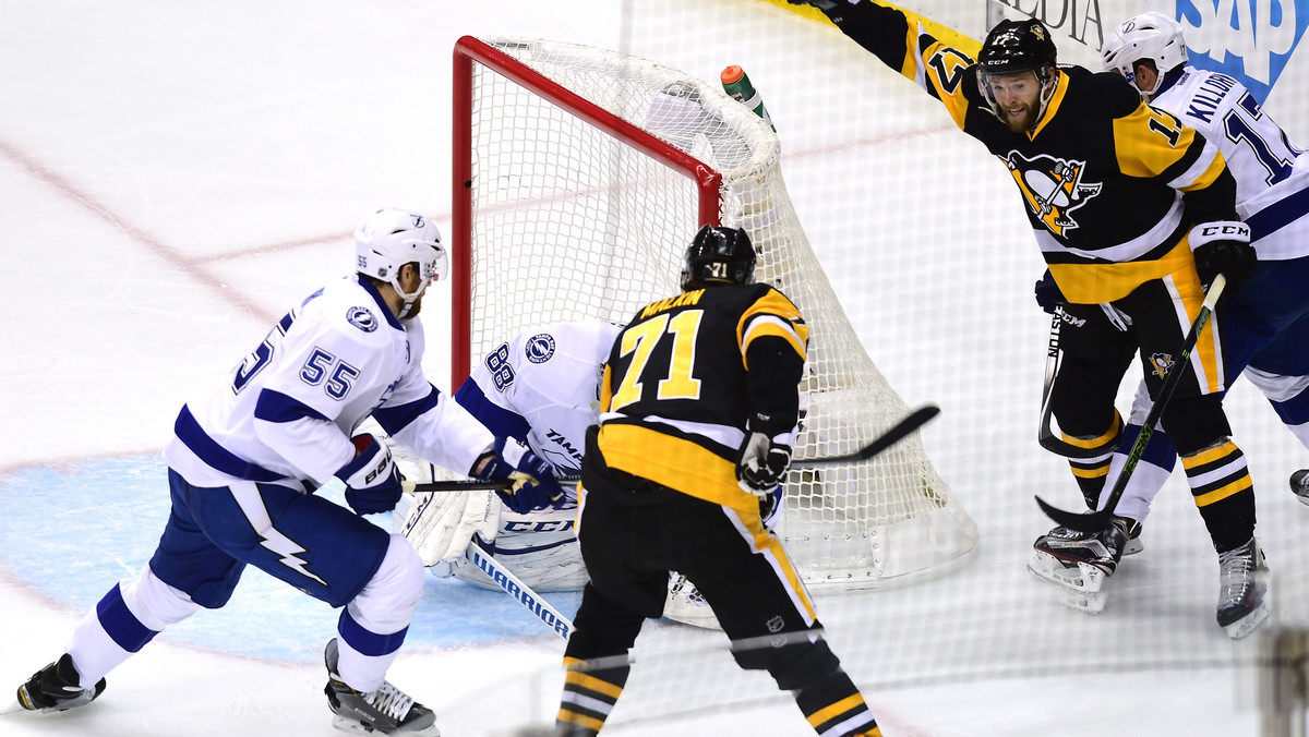 Pittsburgh Penguins okazali się lepsi od Tampa Bay Lightning w siódmym decydującym o awansie do finałów Pucharu Stanleya mecz wygranym 2:1. W wielkim finale zmierzą się ekipy Pingwinów z Pittsburgha i Rekinów z San Jose, pierwsze starcie już w nocy z poniedziałku na wtorek (30-31 maja).