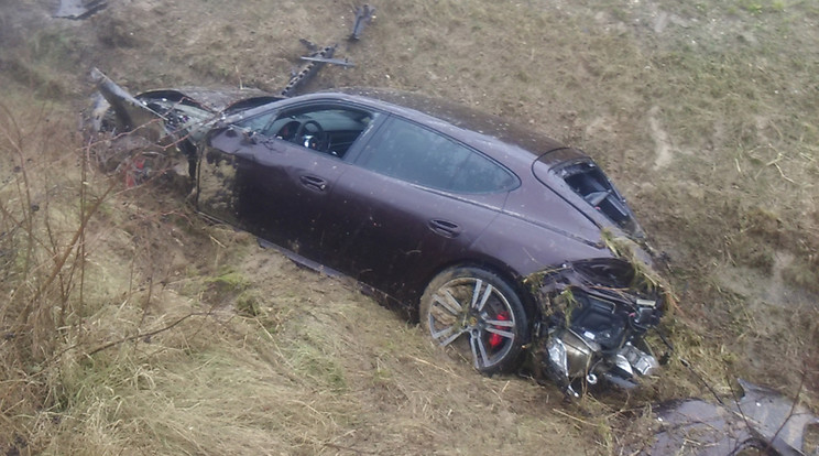 Árokban kötött ki a Porsche/Fotó: Vác online