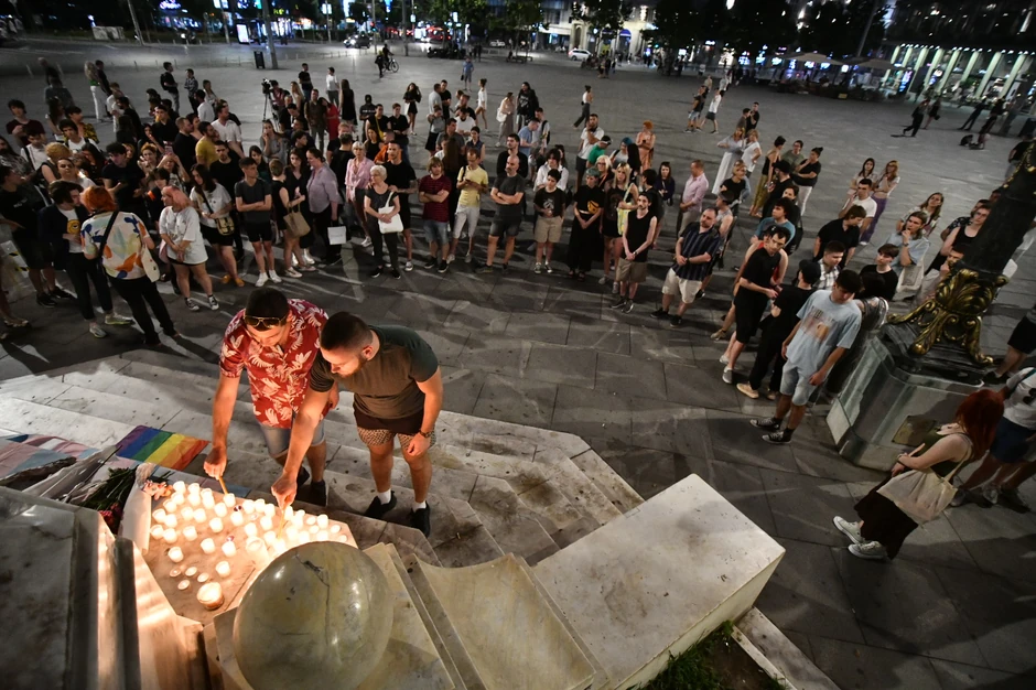 Okupljeni pale sveće za Nou