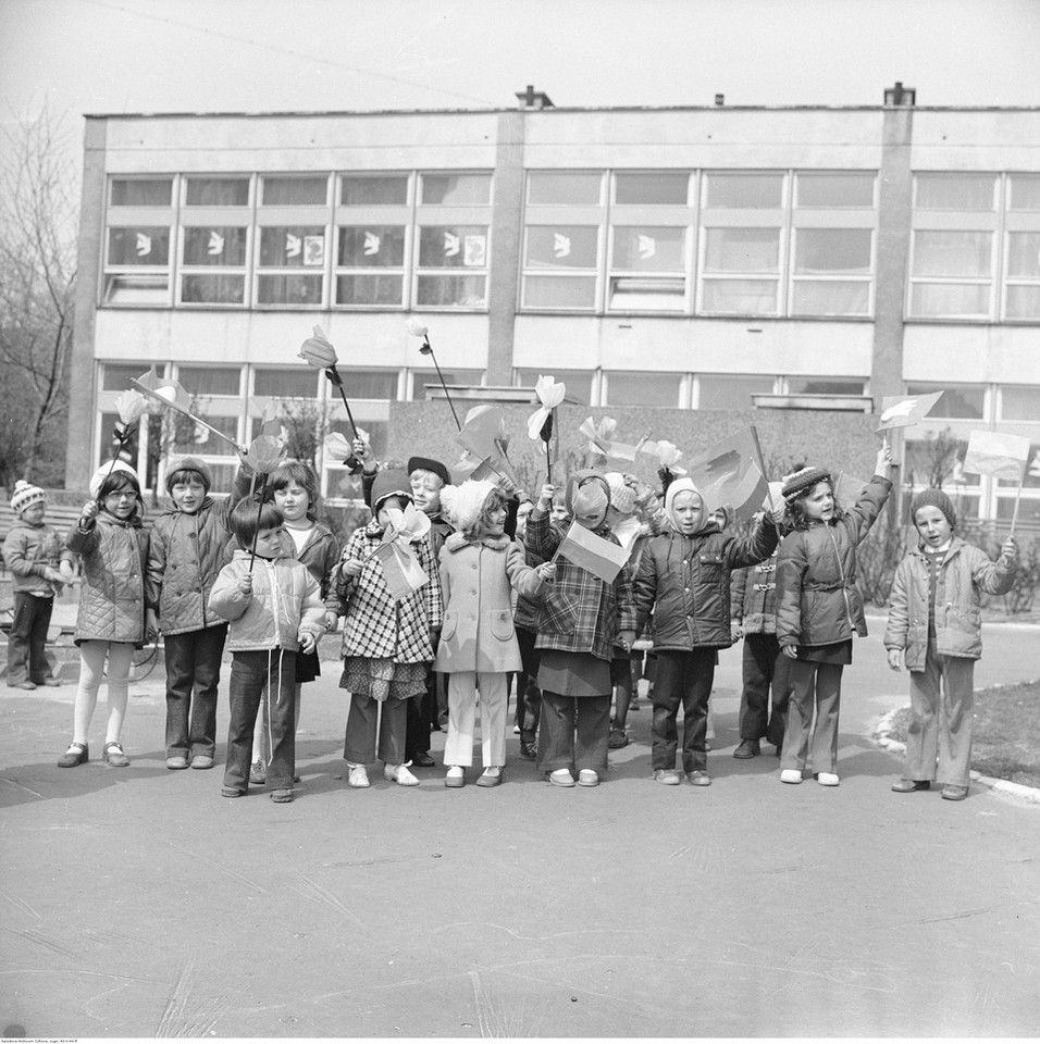 Obchody święta 1 Maja w przedszkolu w Warszawie przy ul. Grzybowskiej nr 12/14 (1978)