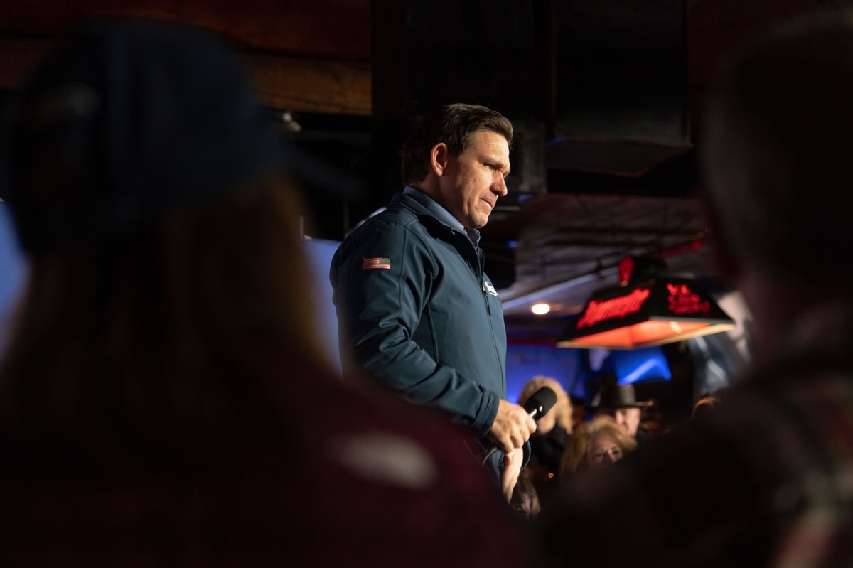 Gubernator Florydy Ron DeSantis wycofał w niedzielę swoją kandydaturę z wyścigu o nominację Partii Republikańskiej na prezydenta.