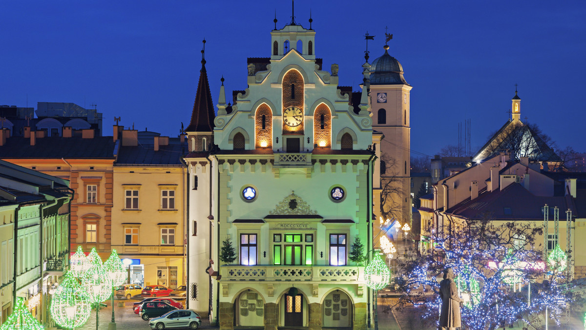 Starosta rzeszowski Józef Jodłowski wystosował pismo do Tadeusza Ferenca, w którym zarzuca miastu, że stwarza przeszkody firmom, które chcą inwestować w Parku Naukowo-Technologicznym Rzeszów-Dworzysko. Głównym powodem jest opieszałość w podejmowanych decyzjach, które zniechęcają do inwestycji potencjalnie firmy.