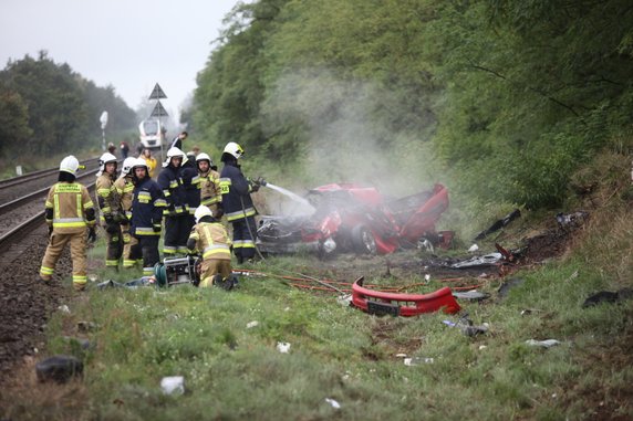 Wypadek na przejeździe kolejowym. Auto wjechało wprost pod pociąg