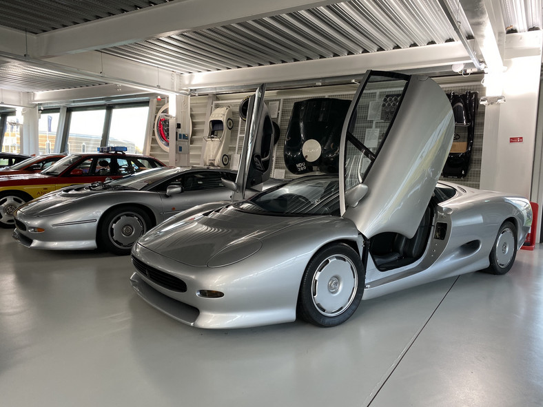 Jaguar XJ220