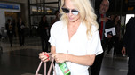 Pamela Anderson z psem na lotnisku