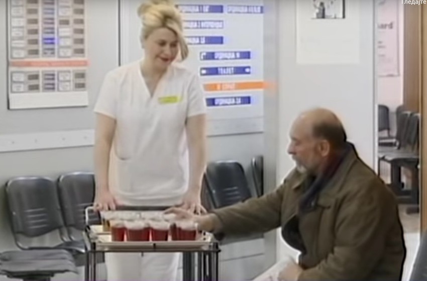 Ljubazni zaposleni nude čaj pacijentima