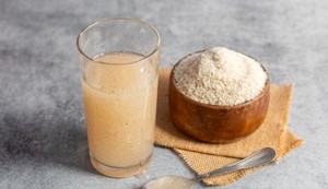 Psilijum ljuspice se pomešaju sa 240 ml vode ili voćnog soka