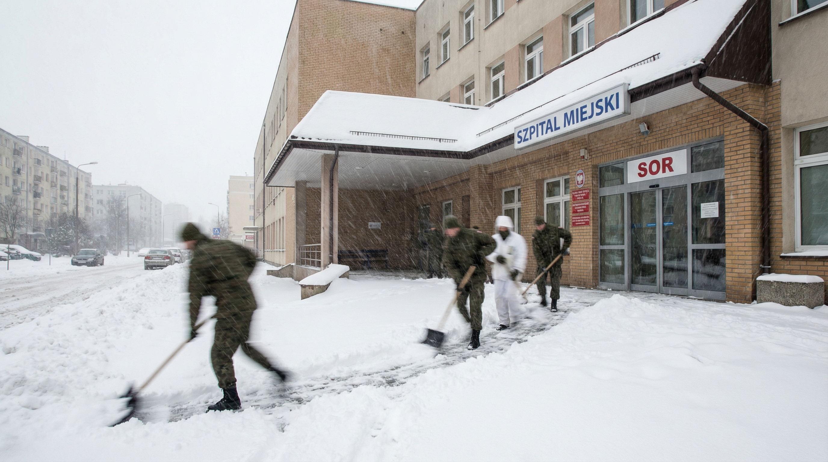 Pierwszy taki przypadek: Zamość wzywa 100 żołnierzy WOT do walki ze śniegiem