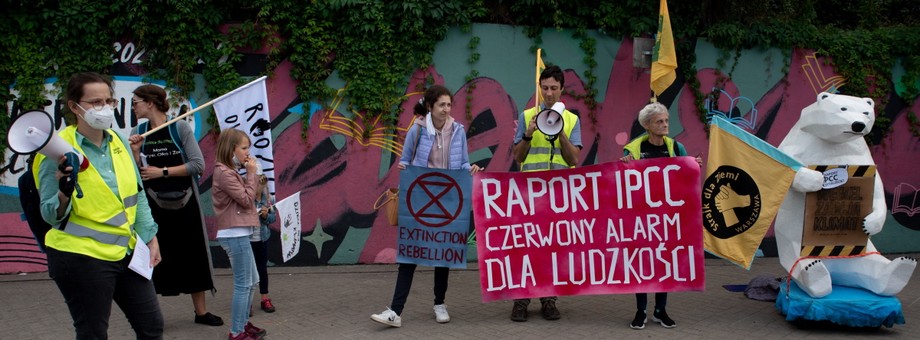 Obecnie problem redukcji emisji gazów cieplarnianych znajduje się w centrum uwagi na całym świecie. Na zdjęciu: protest ruchów i kolektywów klimatycznych: Extinction Rebellion, Strajk dla Ziemi, Rodzice dla Klimatu, Chór Klimatyczny, 19.08.2021, Warszawa